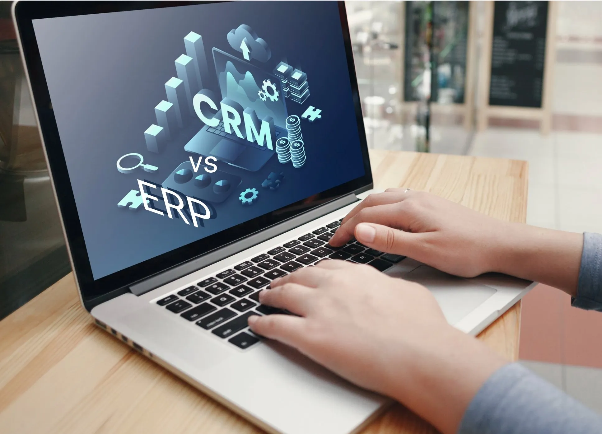 لپتاپی که روی صفحه آن عبارت CRM vs ERP دیده میشود